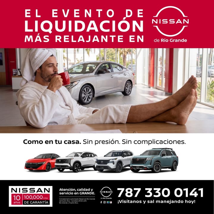 El evento de liquidación más relajante en Nissan de Río Grande. Como en tu casa. Sin presión. Sin complicaciones. Un hombre en bata de baño y con una toalla en la cabeza toma café en una taza roja con los pies sobre un escritorio de la sala de exhibición, con un Sentra plateado detrás; abajo, cuatro modelos en fila: un Sentra rojo con techo negro, una Kicks blanca con techo negro, una Rogue blanca y una Pathfinder azul verdoso.