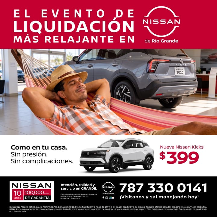 El evento de liquidación más relajante en Nissan de Río Grande. Nueva Nissan Kicks, $399. Un hombre con sombrero de paja descansa en una hamaca en la sala de exhibición, junto a una Kicks 2026 gris; abajo, una Kicks blanca con techo negro.