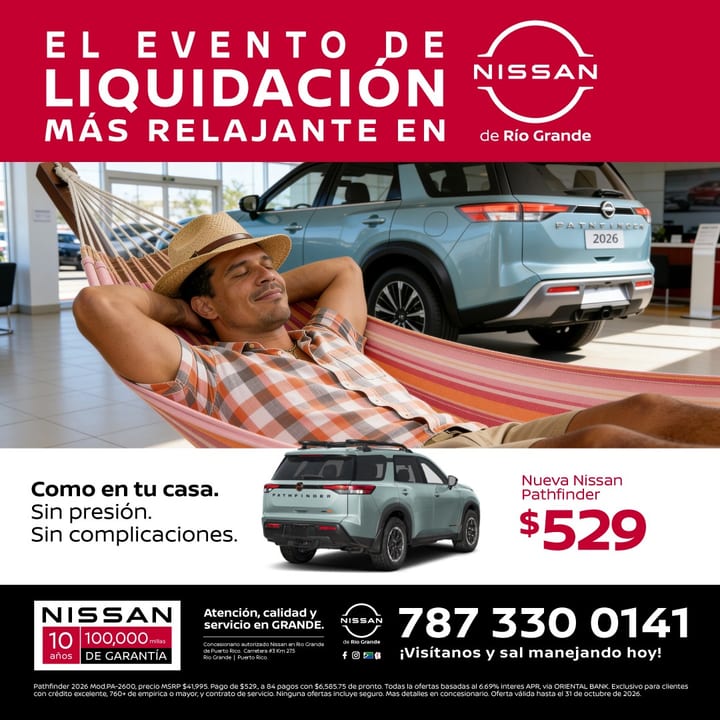 El evento de liquidación más relajante en Nissan de Río Grande. Nueva Nissan Pathfinder, $529. Un hombre con sombrero de paja descansa en una hamaca en la sala de exhibición, junto a una Pathfinder 2026 azul claro; abajo, una Pathfinder azul claro con barras en el techo, vista desde atrás.