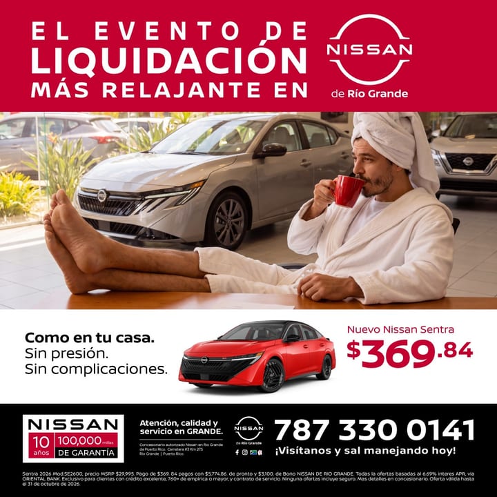 El evento de liquidación más relajante en Nissan de Río Grande. Nuevo Nissan Sentra, $369.84. Un hombre en bata de baño y con una toalla en la cabeza toma café en una taza roja con los pies sobre un escritorio de la sala de exhibición, frente a un Sentra plateado; abajo, un Sentra rojo con techo negro.